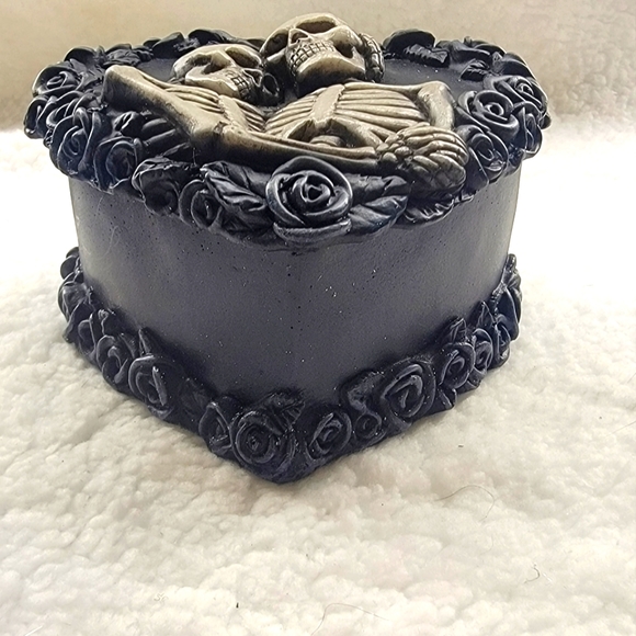 Skull & Roses Resin Trinket Box! - Picture 7 of 9